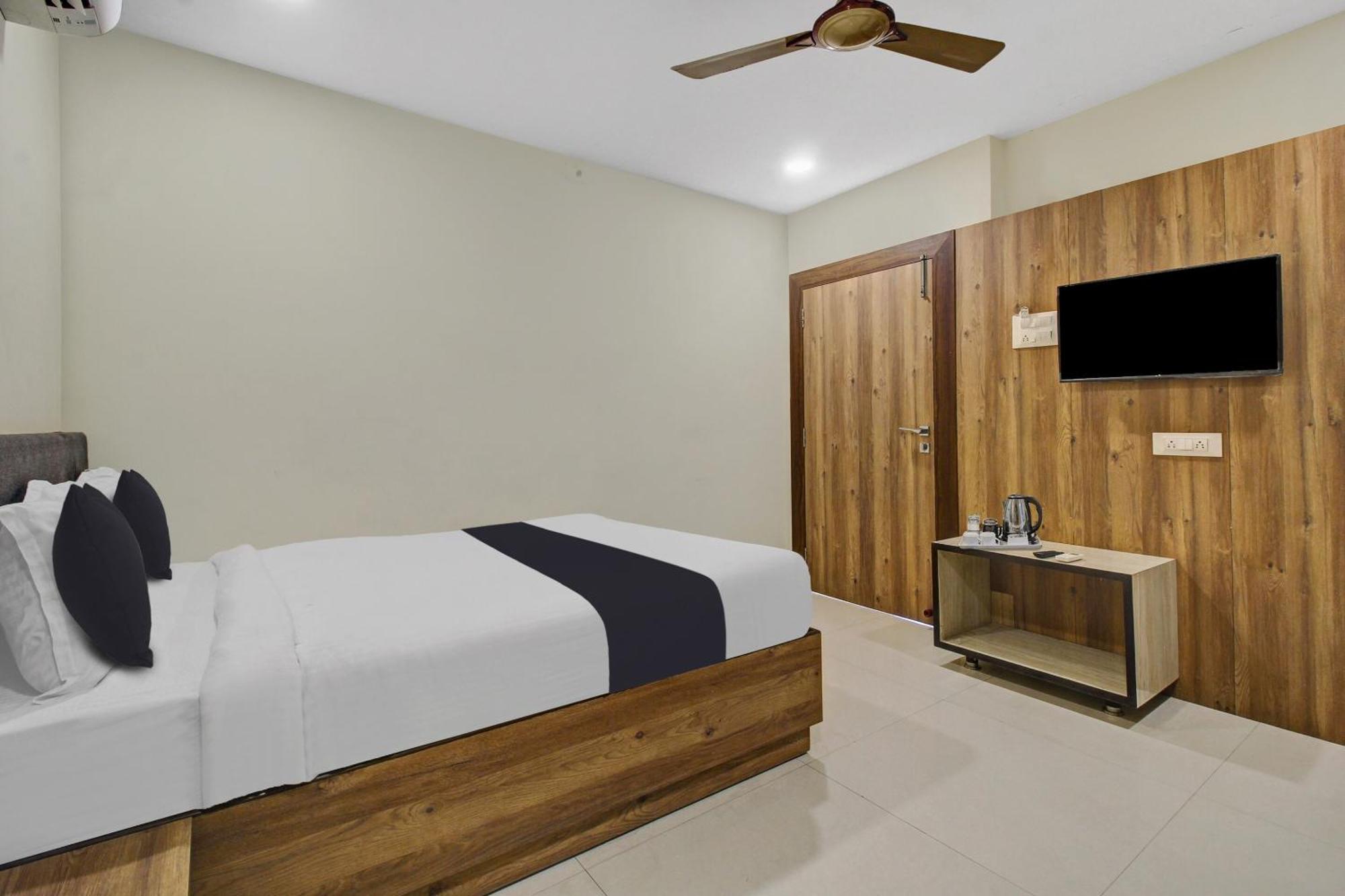 Collection O Hotel Swagath Pride Mancherāl Eksteriør billede